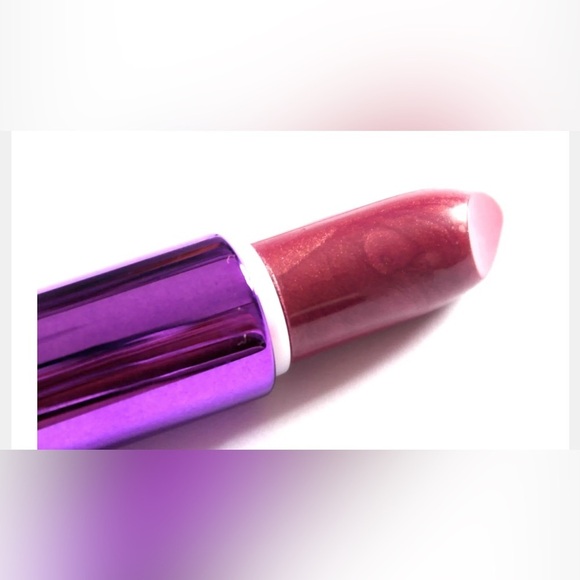 Makeup Revolution Other - I Heart Makeup Lip Geek Lipstick Totally NOT Boring! FND01 Shimmer Pink Berry